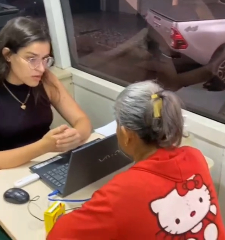 Atendimento com idosa